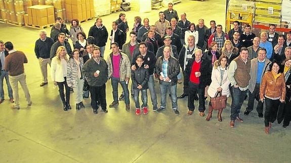 Los socios de la cooperativa Reina Kilama tras la celebración de la asamblea anual antes de la comida de Navidad.