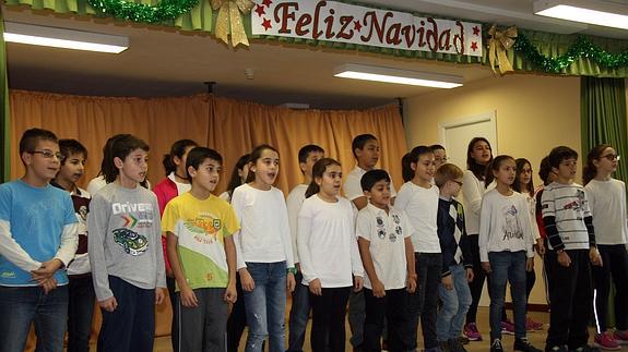 Los niños cantan villancicos a los mayores.