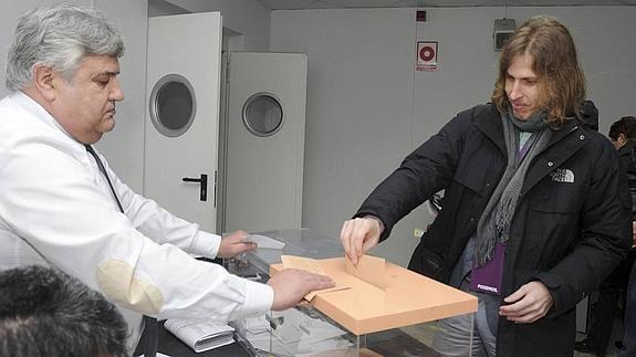 Pablo Fernández votando en León.