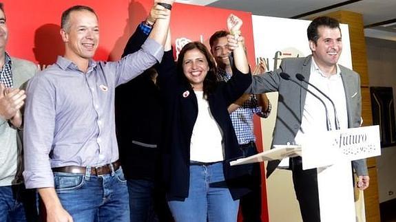 El presidente del PSCyL, Luis Tudanca celebra el resultado de las elecciones junto a los dos candidatos al Congreso y al Senado, Esther Peña y Ander Gil, respectivamente. 