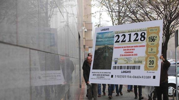 Miembros de Asaja entregan un décimo gigante en la Consejería de Agricultura y Ganadería.
