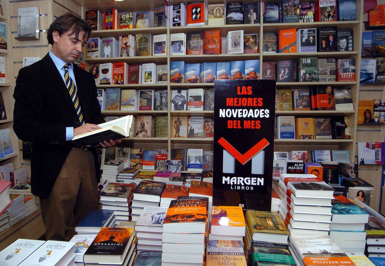 Un lector, en la librería Margen. 