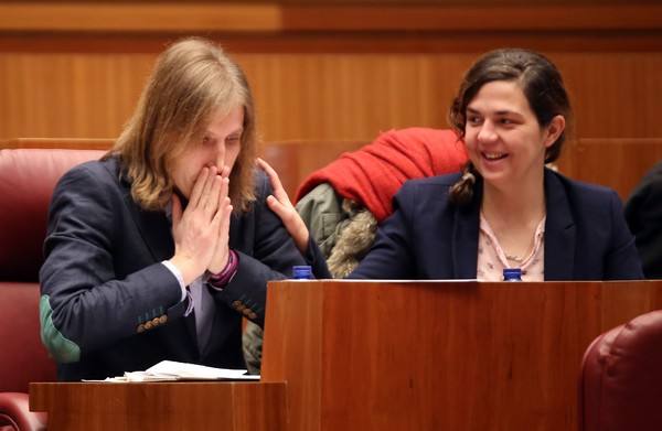 El portavoz de Podemos, Pablo Fernández, y la procuradora de Podemos Natalia del Barrio durante la segunda sesión del Pleno de las Cortes en el que se aprueba el proyecto de Presupuestos Generales de la Comunidad para 2016 