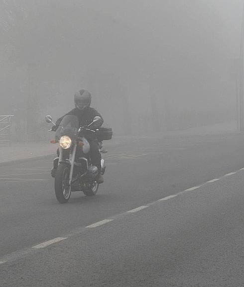 Cómo conducir en moto bajo la niebla