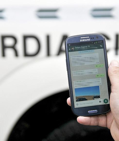 Un guardia civil mira los mensajes.
