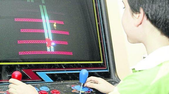 Un niño juega con un videojuego. 