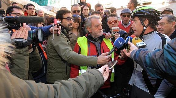 Pedro Delgado atiende a los medios durante la Carrera del Pavo de Segovia. 