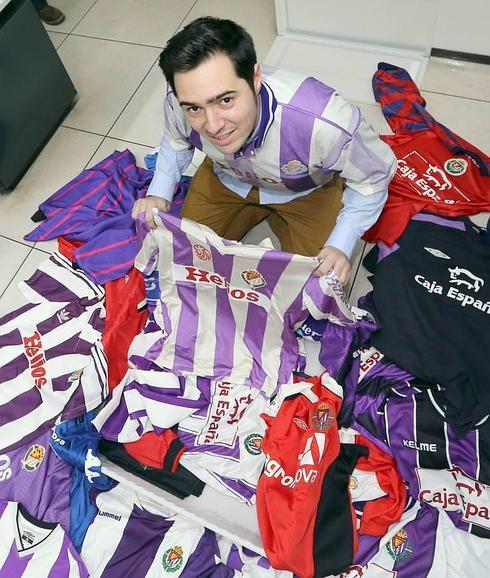 Jesús Alberto Rodríguez posa con su colección de camisetas del Real Valladolid.