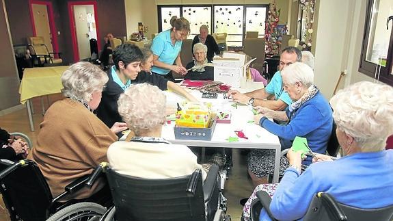 Un grupo de mayores, en el centro palentino de Puente de Hierro, adaptado al modelo ‘Mi casa