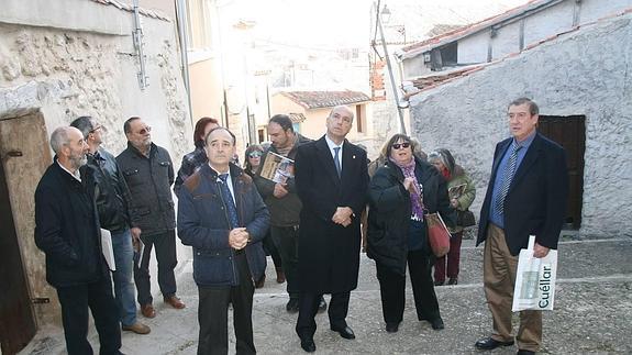 El profesor Javier Hernanz; Isaac Querub, y la archivera municipal, Julia Montalvillo, llevan a cabo una visita por el barrio judío de Cuéllar, el pasado mes de noviembre, a raíz de las jornadas. M. Rico