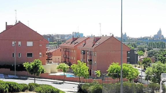 Viviendas en Salamanca con el perfil de la ciudad histórica al fondo. 