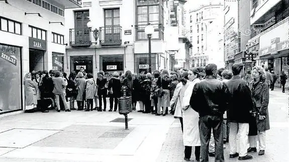 Colas para entrar en la tienda de Zara de la calle Santiago en 1997.