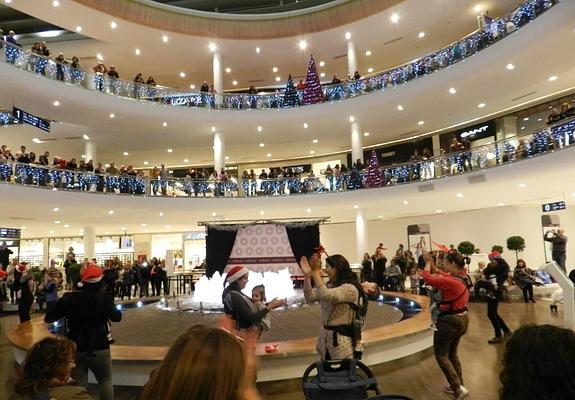 Vallsur realiza un flashmob con familias porteando bebés