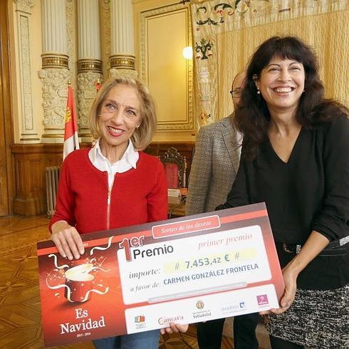 Carmen González posa con su cheque como ganadora del 'Sorteo de los Deseos' 