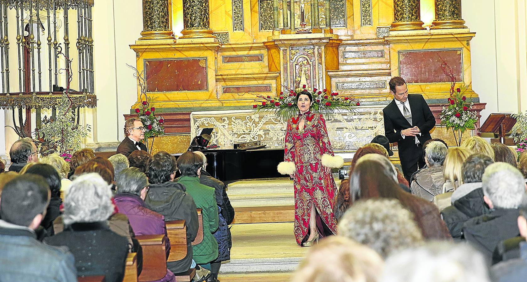 Mattew Crawford, al piano, Consuelo Bravo y Alain Damas, durante el recital que ofrecieron ayer en San Joaquín y Santa Ana. Ramón Gómez