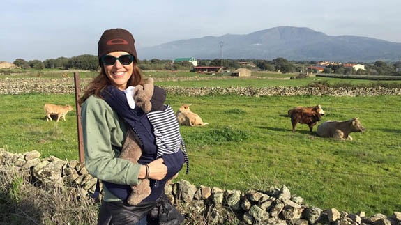 Raquel Sánchez Silva en el campo con uno de sus mellizos