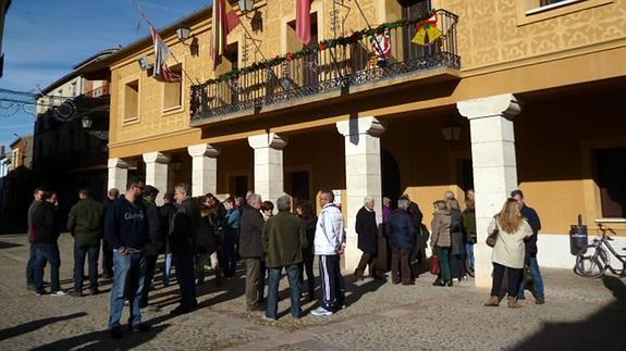 Vecinos de Fuentepelayo, ante la Casa Consistorial, en la recogida de firmas. 