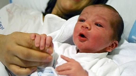 Mario, un niño de corazón berciano, primer bebé de 2016 en Castilla y León
