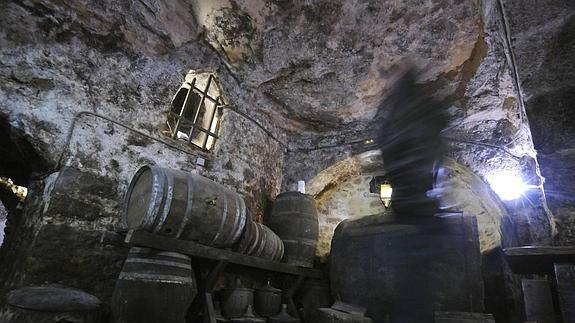Interior de una de las bodegas subterráneas que horadan el subsuelo de Aranda de Duero.