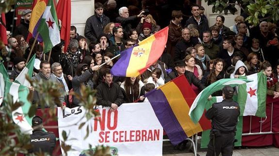 Varias personas con banderas republicanas durante el acto en el que Granada celebra el 524 aniversario de la Toma, que rememora la conquista de la ciudad por los Reyes Católicos. 