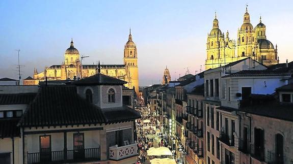 Vista de la calle La Rúa con las torres de la catedral y la clerecía al fondo. 