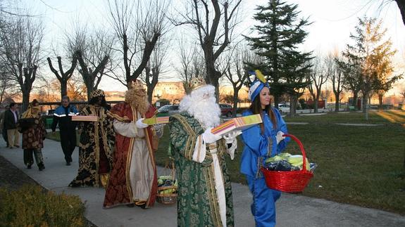 El séquito de los Reyes Magos llega a una residencia de Cuéllar, en una anterior cabalgata. 