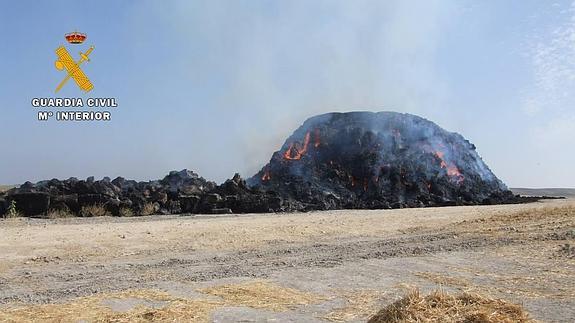 La pila de pacas quemada. 