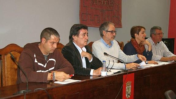 Miembros de la junta rectora de la Comunidad de Villa y Tierra, en la última reunión.