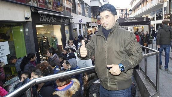Eduardo Martínez, delante de la cola de familias a la espera de sus regalos, este martes, en el Patio Castaño. 
