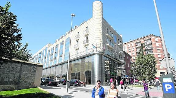 Los vecinos denuncian ante la Junta las irregularidades del hotel Corona Sol