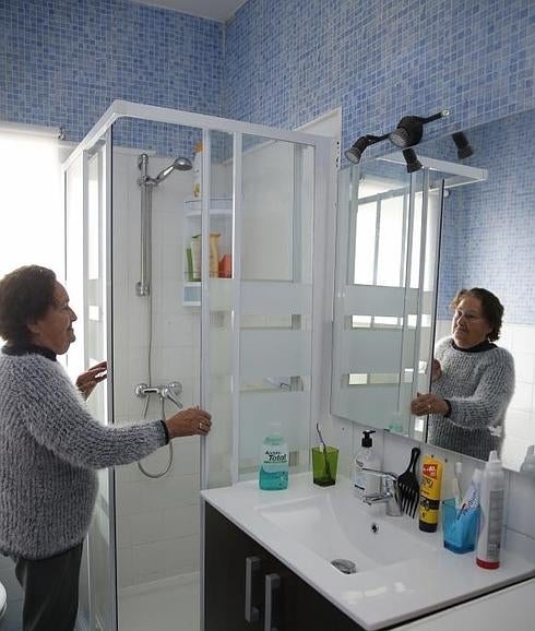 Matilde, en el nuevo baño de su casa.