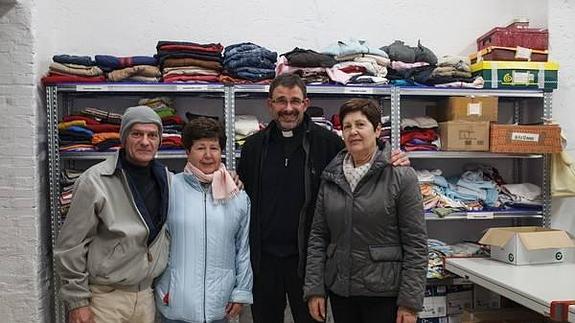El padre Angel junto a los voluntarios que se ocupan del ropero de la Iglesia de la Mayor