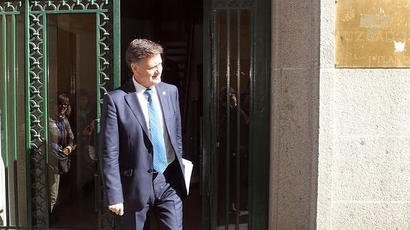 Francisco Vázquez, presidente de la Diputación de Segovia, sale del juzgado tras declarar por la querella de Fomento Territorial. Antonio de Torre