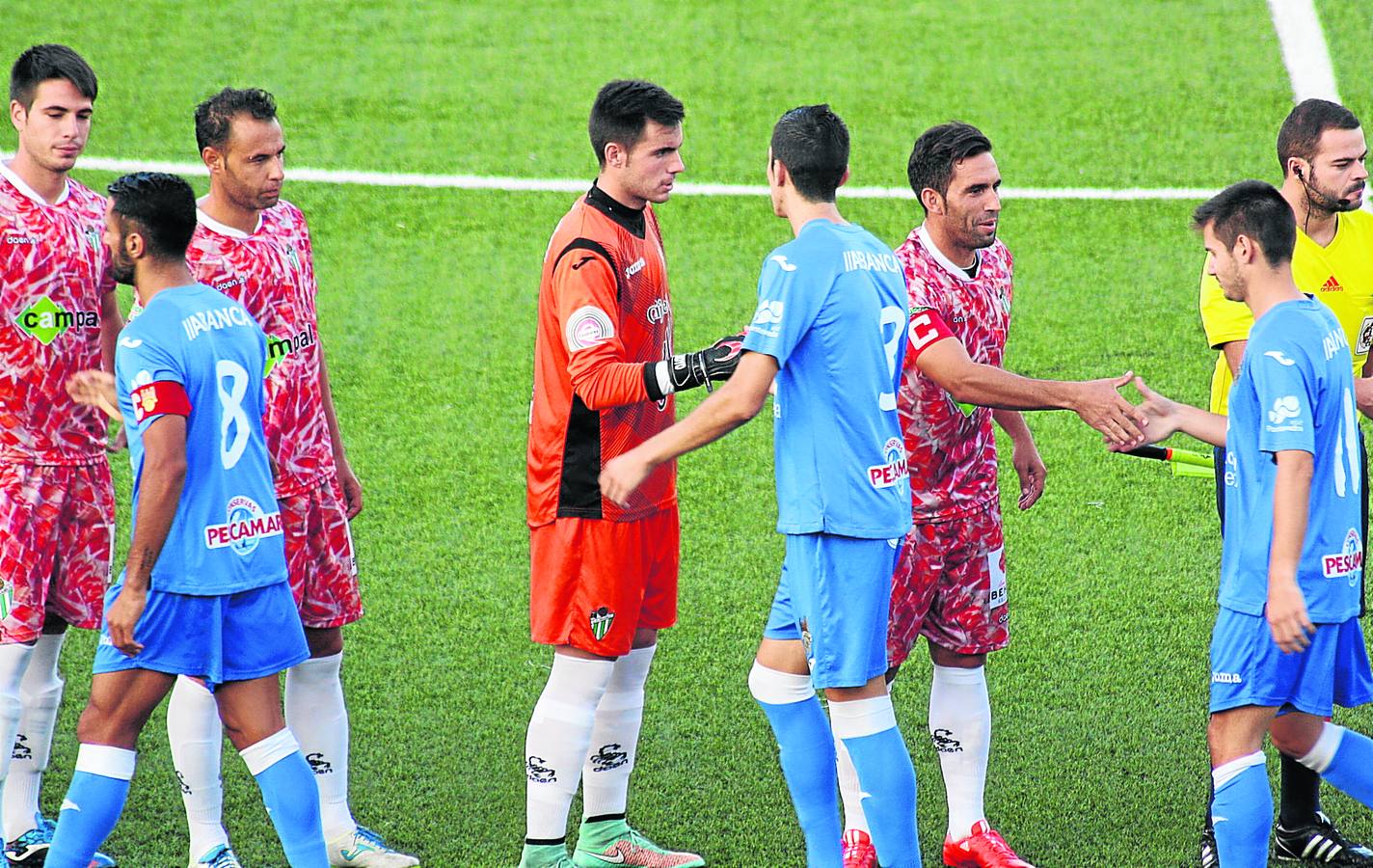 Jugadores del Guijuelo y del Pontevedra se saludan durante el partido de Copa jugado en el Municipal el 2 de septiembre de 2015.