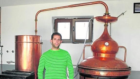Esteban Araújo, junto al alambique de elaboración de orujos. 
