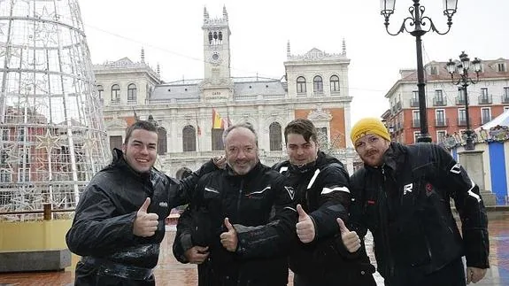 Toni, Patricio, Álex y José, moteros de Castellón, en la Plaza Mayor.