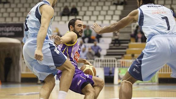 Dani Rodríguez bota el balón ante Álex López y Devin Wright. 