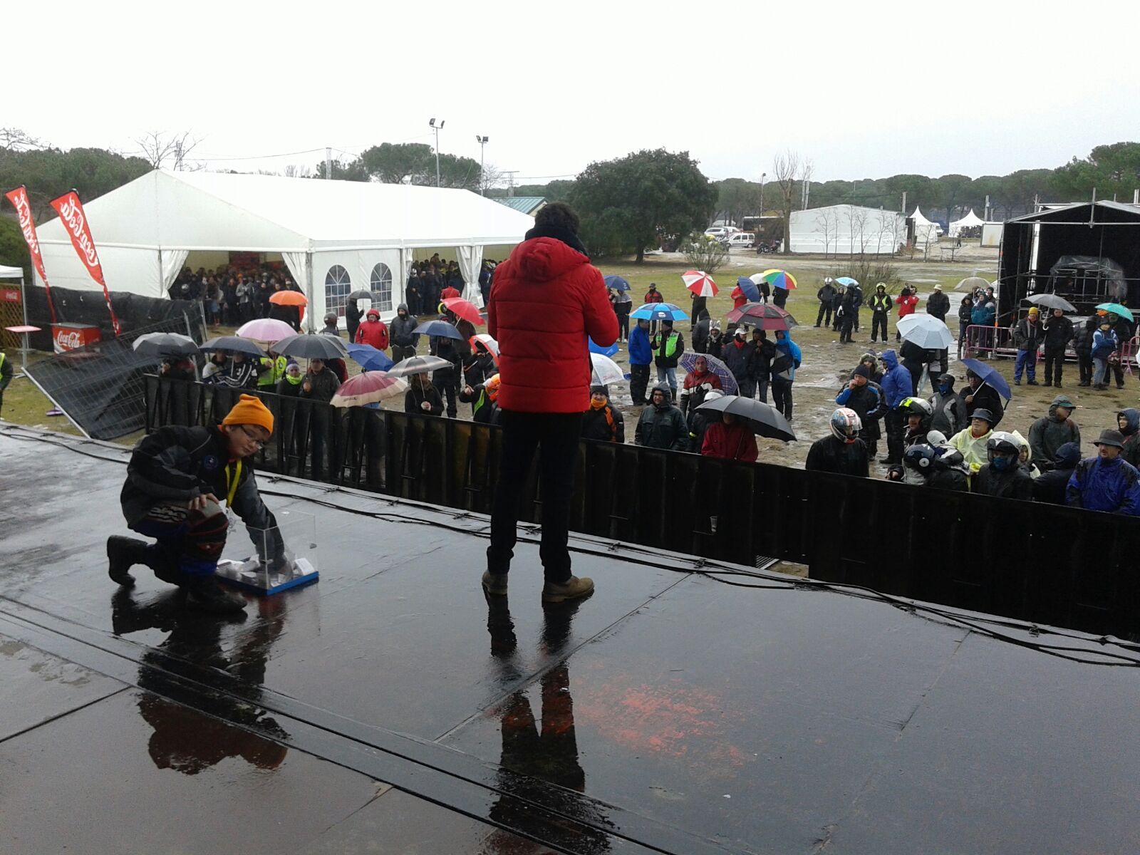 Sorteo de regalos en la zona de acampada 