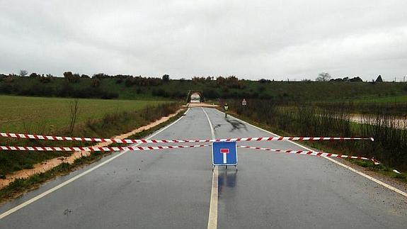 La diputación de Zamora corta la carretera comarcal ZA-P-2550, a la altura del km 2.600, entre Villabrázaro y Benavente, por el agua acumulada en la calzada de la misma debido a las últmas lluvias caidas estos días. 