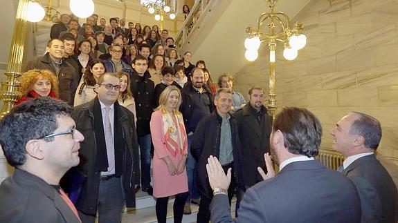 El alcalde con los participantes de la iniciativa. 