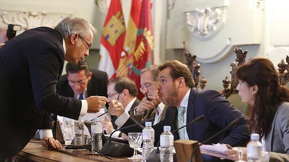 Martínez Bermejo charla con Óscar Puente en un pleno del Ayuntamiento de Valladolid.