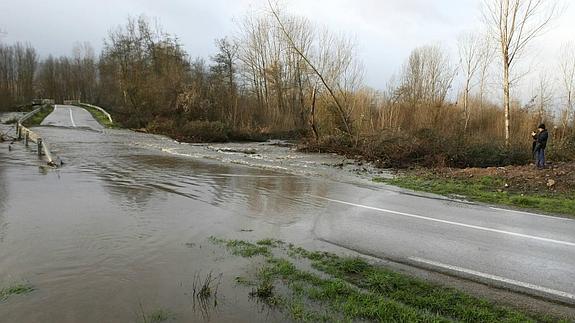 Uno de los accesos a la localidad de Toral de Merayo perteneciente al municipio de Ponferrada, cortada por el desbordamiento del río Sil.