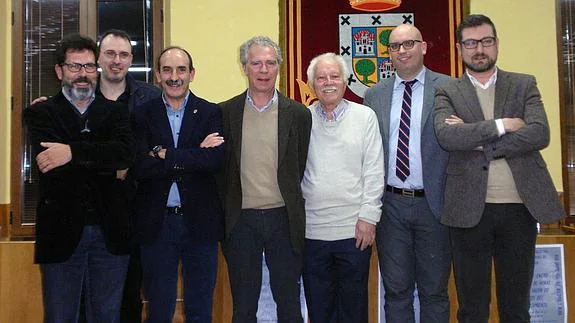 Los miembros del jurado y asistentes al acto celebrado en el Ayuntamiento. 