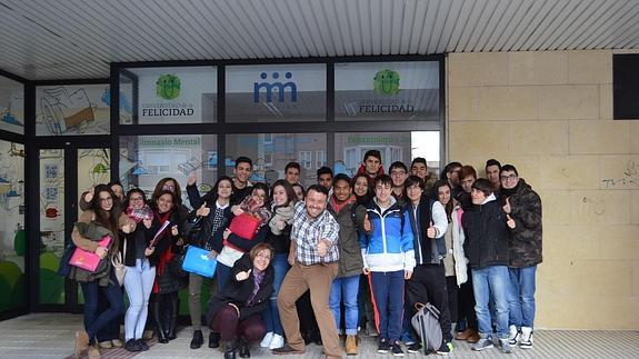 Foto de familia de los alumnos del IES Ribera de Castilla junto con el director y fundador de M-M Coaching Business School