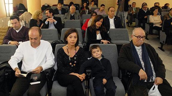 Luis Javier Moreno (derecha), junto al escritor Fermín Herrero, ganador de la edición de 2014, y su familia, en el salón de plenos de la Diputación.