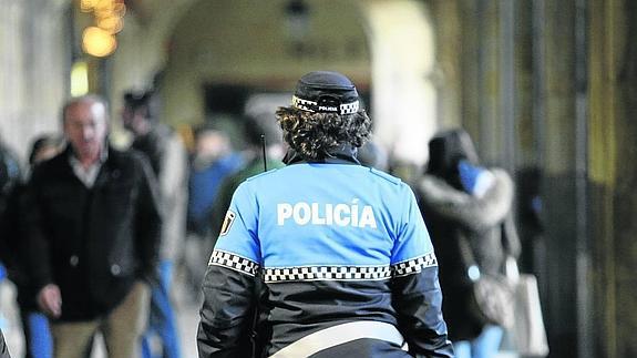 Un policía local recorre los soportales de la Plaza Mayor.