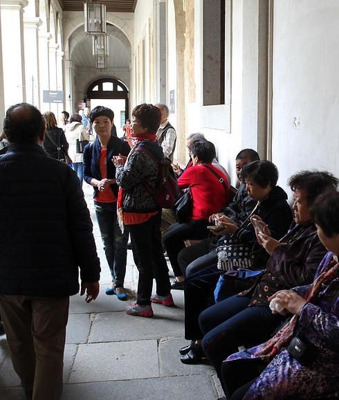 Turistas asiáticos, en el interior del Alcázar. 