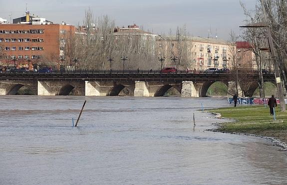 El Pisuerga, a su paso por la capital vallisoletana.