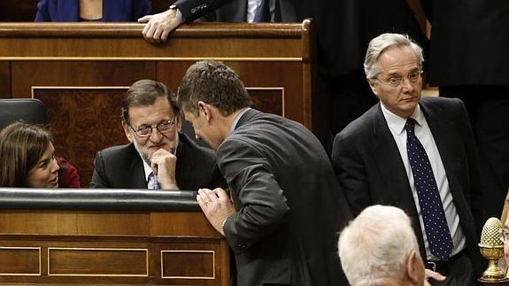 Gómez de la Serna pasa junto a Mariano Rajoy y Soraya Sáez de Santamaría sin cruzarse las miradas. 