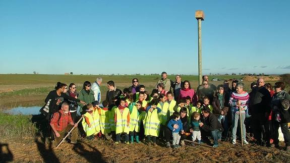 Niños y mayores participan juntos en encuentros intergeneracionales y cursos de educación medio ambiental.